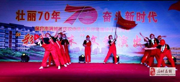 内蒙古海拉尔现“寒夜灯柱”奇观：光柱竖立夜空如科幻大片
